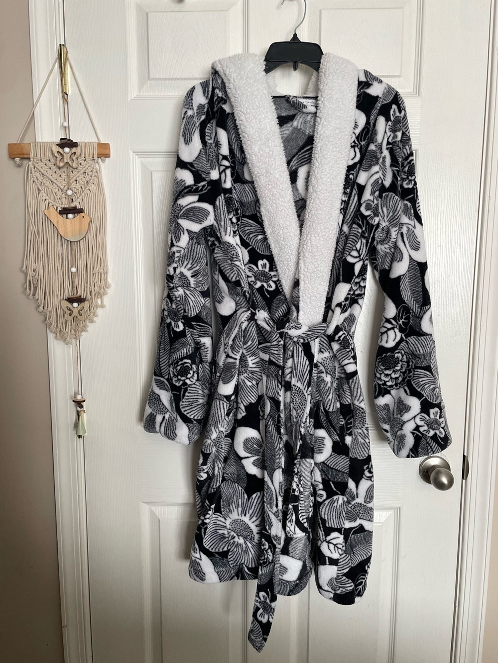 EUC Vera Bradley Women’s L/XL Black and White Floral Long Robe with Sherpa Hood